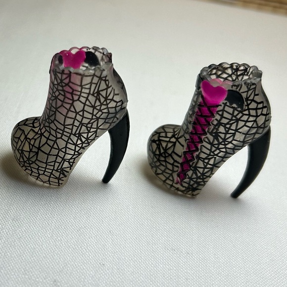 Draculaura’s Black and Pink High Heel Boots for Ghouls Rule Monster High Doll - Picture 2 of 6